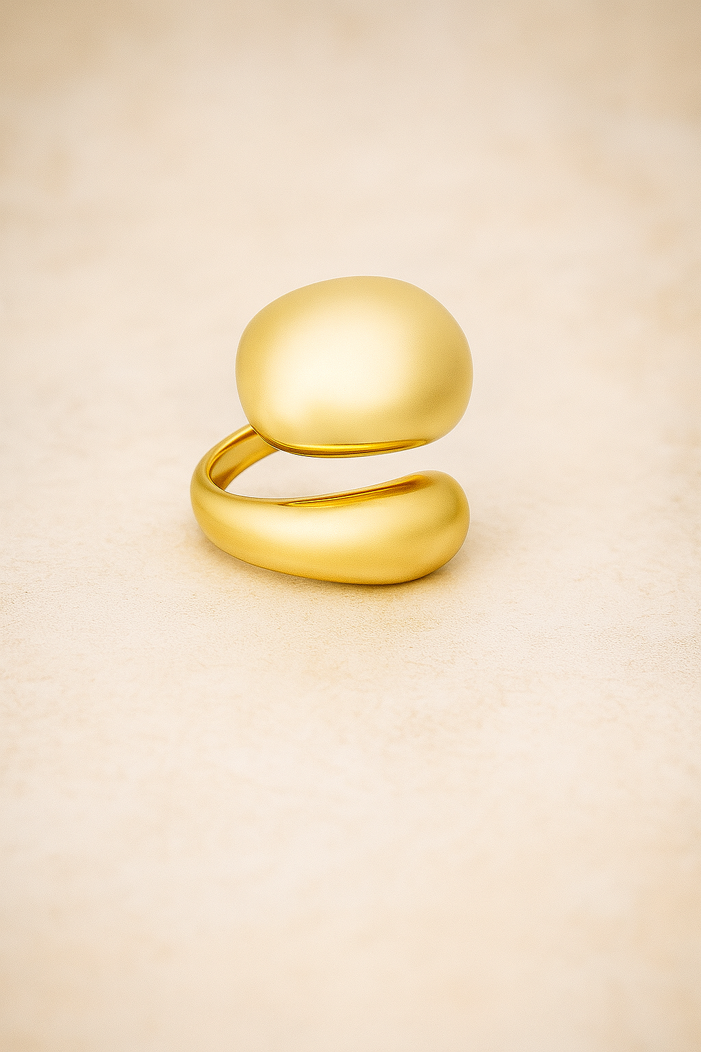 Gouden_ring_met_moderne_lijnen.png